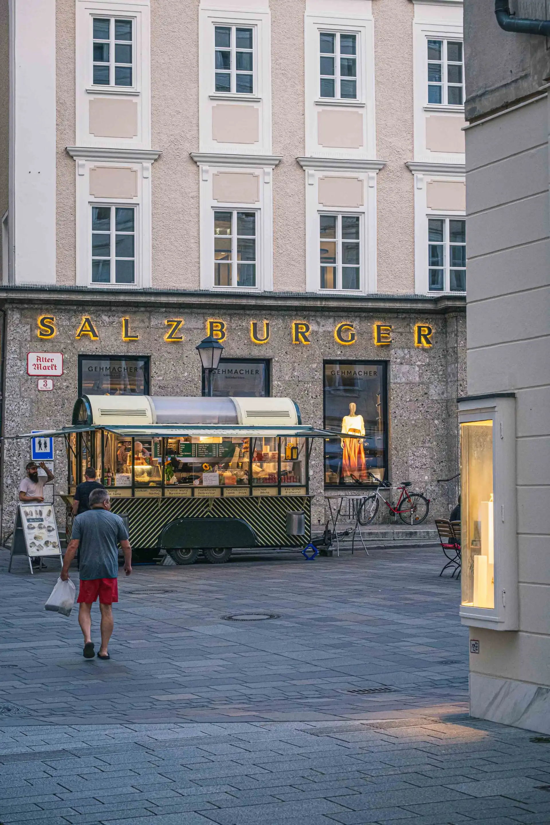 alter markt building customer walking 01