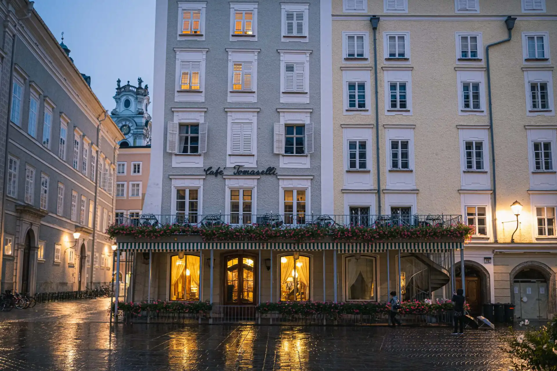 cafe tomaselli alter markt dusk 01