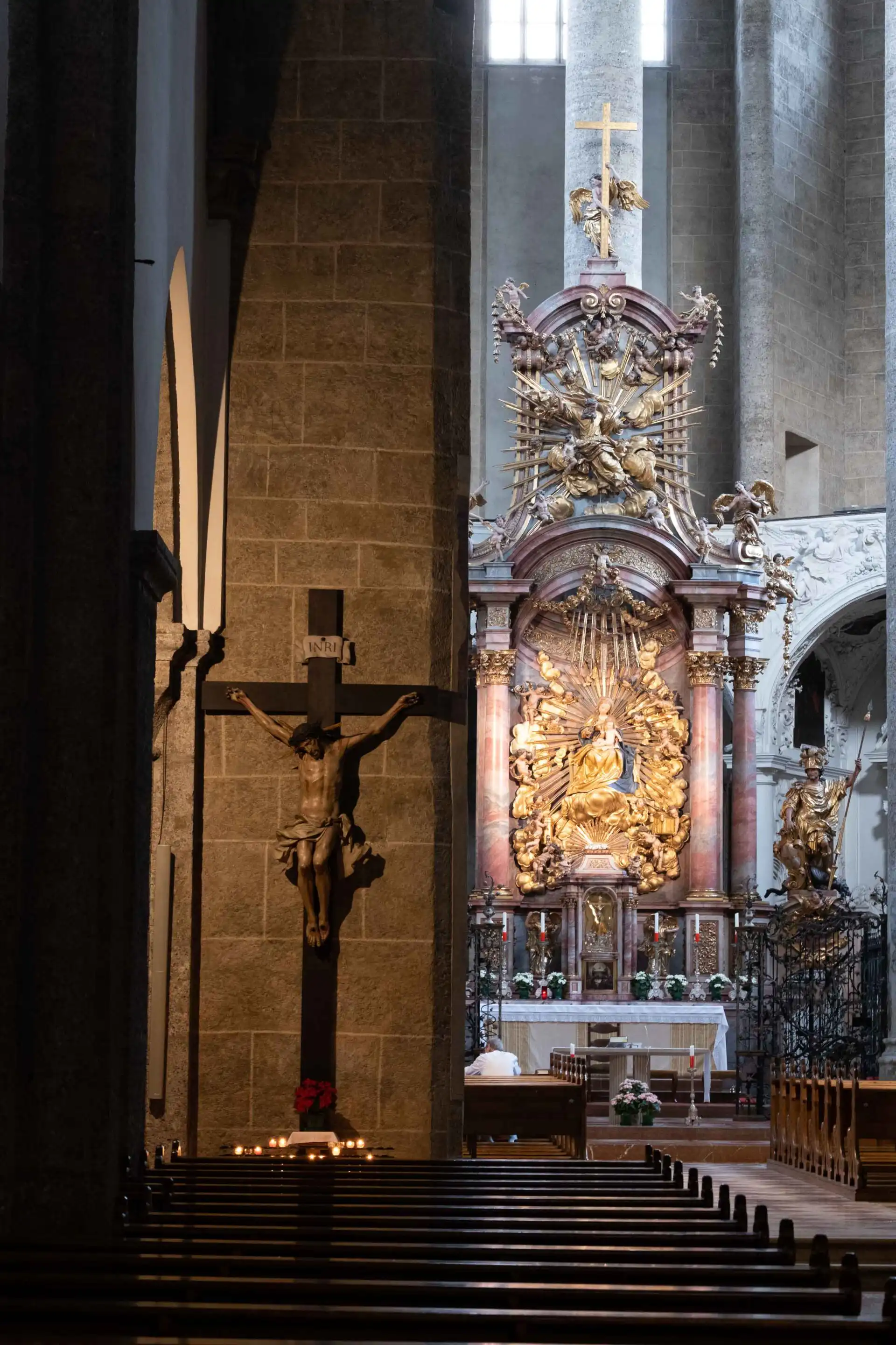 franziskanerkirche nave altar 01