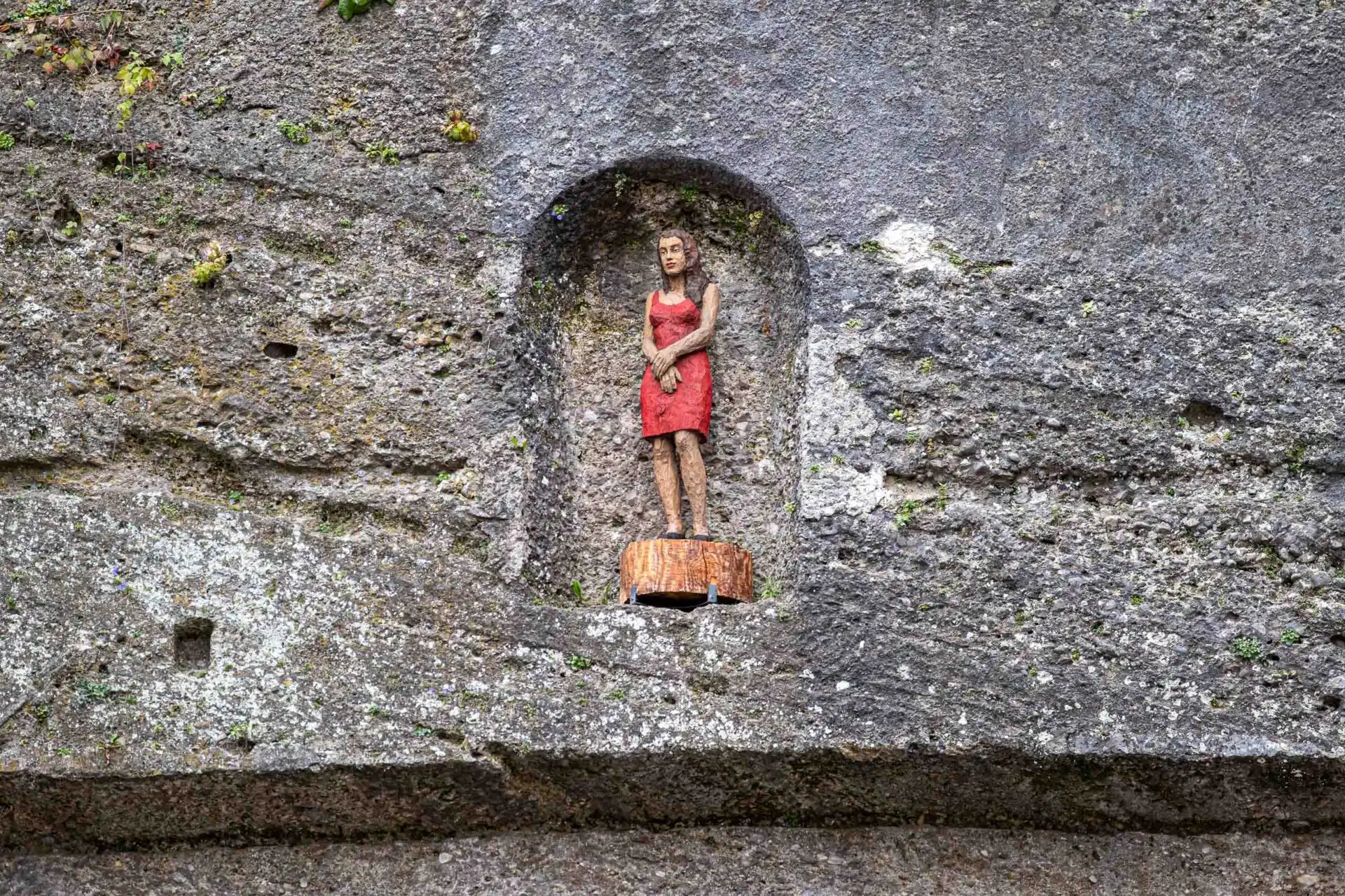 frau im fels 01