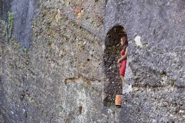 frau im fels sculpture 02
