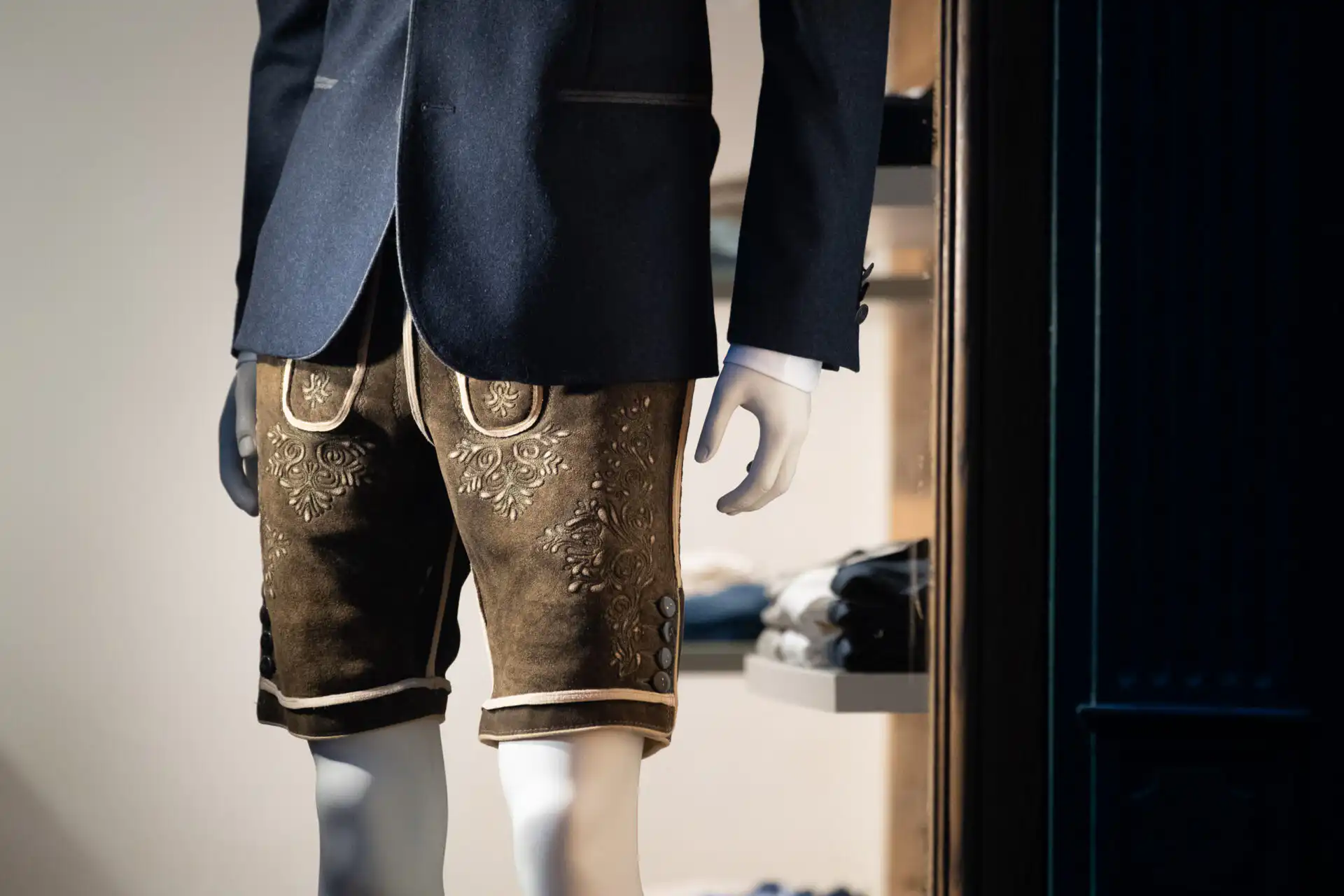 gwandhaus by gossl lederhosen display 01