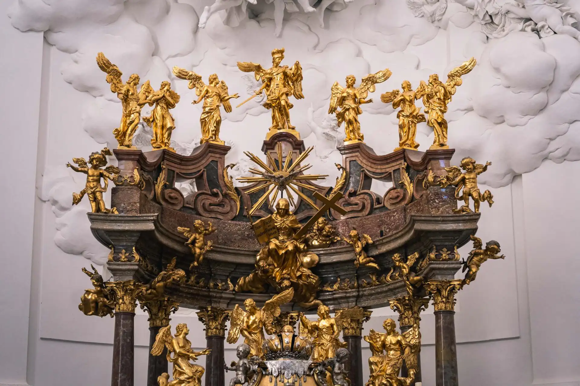 kollegienkirche high altar angels 01