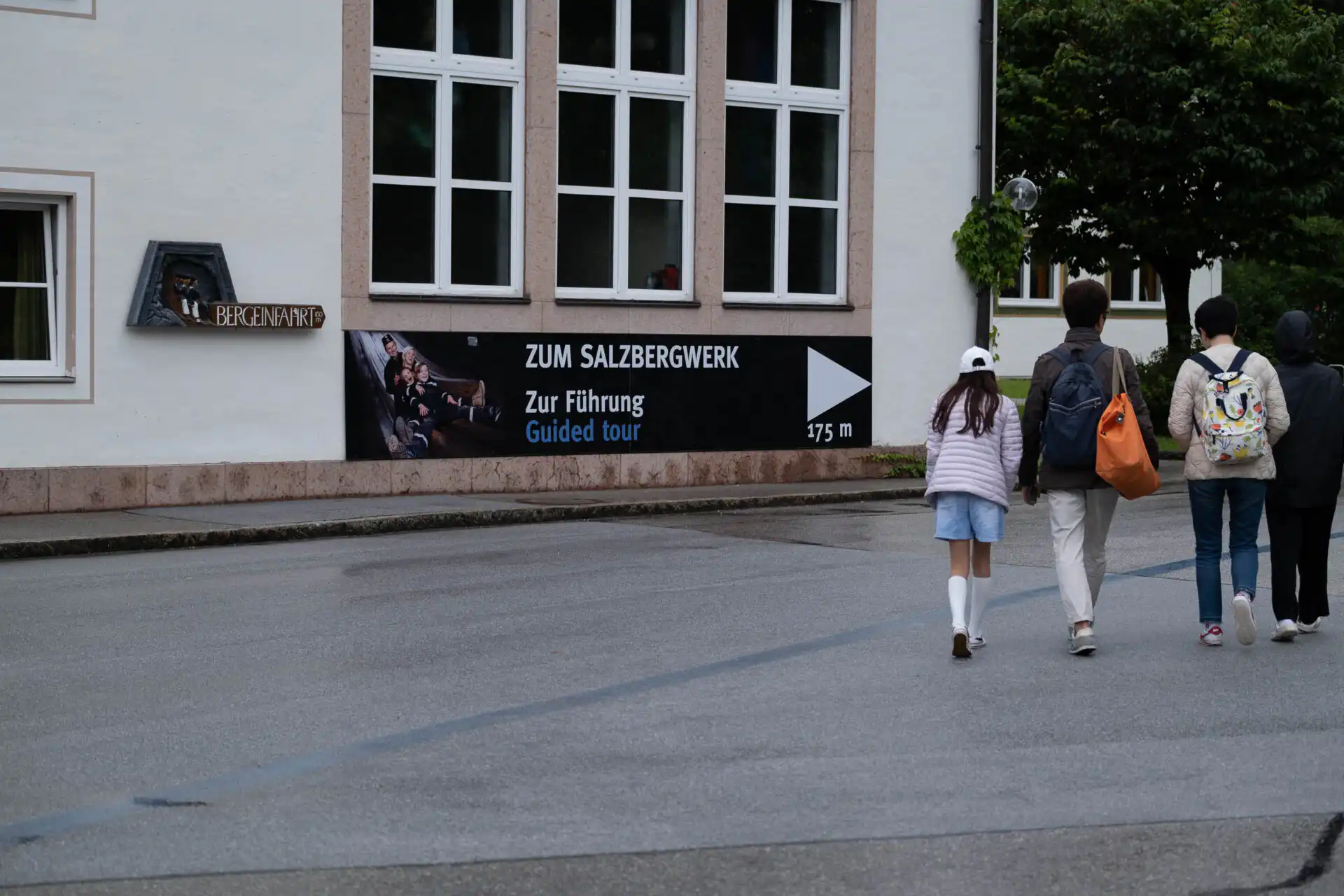 salzbergwerk berchtesgaden entrance walk 01